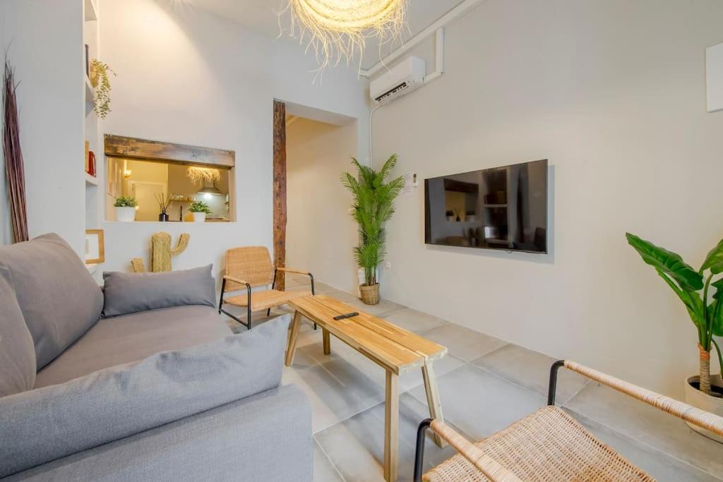 Cool Deluxe Interior Design A 2 Min De Gran Via Apartment Madrid Exterior photo